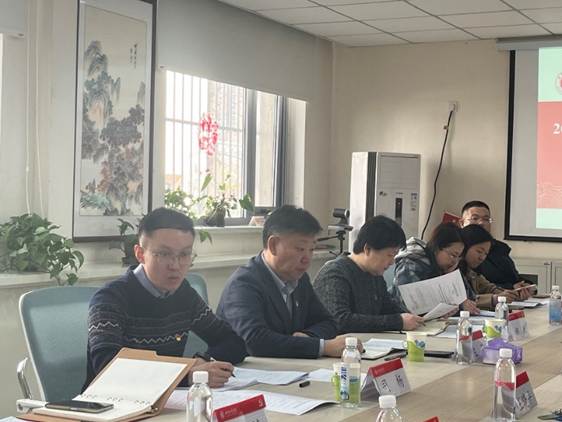 一群人坐在桌子前 AI 生成的内容可能不正确。