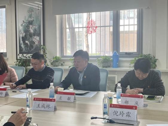 一群人坐在桌子前 AI 生成的内容可能不正确。